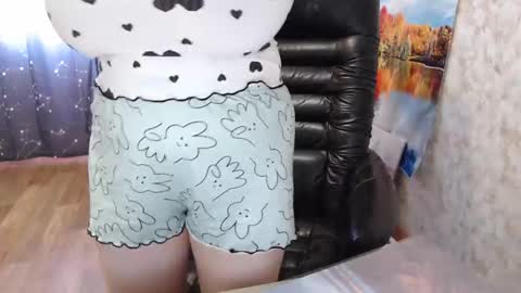 Snapshot of helen_bee chatting on 09.25.25 Tanya online show from 09.25.25