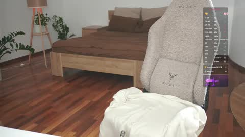 Snapshot of hello_taya chatting on 09.25.25 Taya online show from 09.25.25