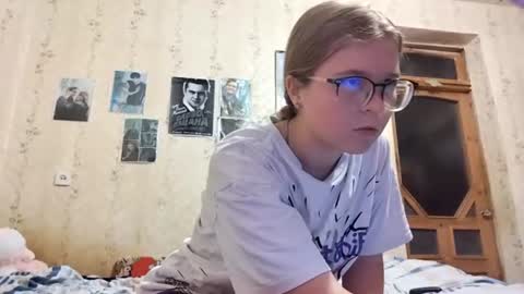 Snapshot of henrietteduchesne chatting on 07.08.26 Leila online show from 07.08.26