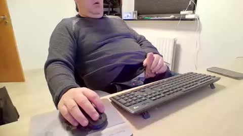 Snapshot of henrikrp1971 chatting on 12.15.24 henrikrp1971 online show from 12.15.24