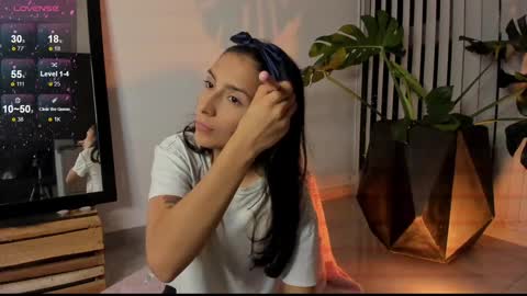 Hello I am Valentina independent Colombian model I love sensuality and pleasure welcome online show from 12.27.24