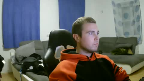 Snapshot of herbstenden chatting on 01.05.25 John Pearl online show from 01.05.25