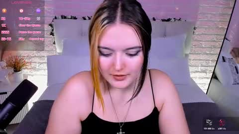 Snapshot of heymarybaby chatting on 10.08.25 Amazing Mary online show from 10.08.25