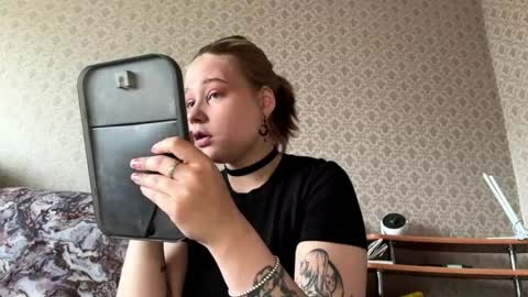 Snapshot of hildeconery chatting on 05.31.26 Julia online show from 05.31.26