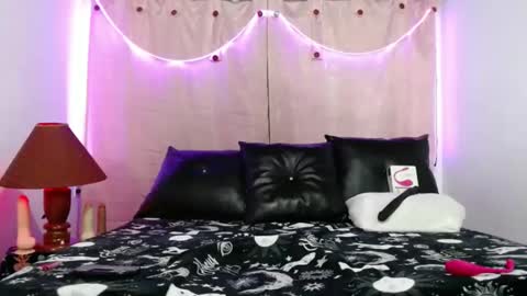 Snapshot of hinasha chatting on 02.11.25 Angel online show from 02.11.25