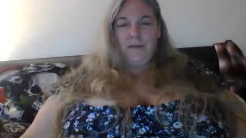 Snapshot of hippysnewhere chatting on 05.16.26 hippysnewhere online show from 05.16.26