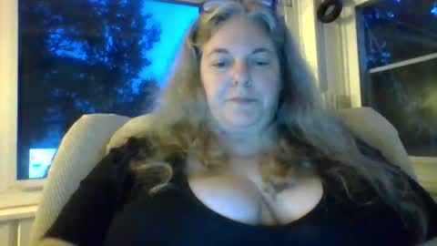 Snapshot of hippysnewhere chatting on 06.18.26 hippysnewhere online show from 06.18.26