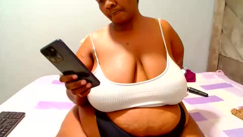 Snapshot of hips2sexy chatting on 06.05.26 hips2sexy online show from 06.05.26