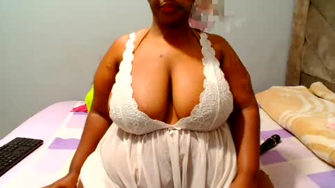 Snapshot of hips2sexy chatting on 06.14.26 hips2sexy online show from 06.14.26