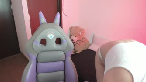 Hitomi Arata online show from 02.05.25