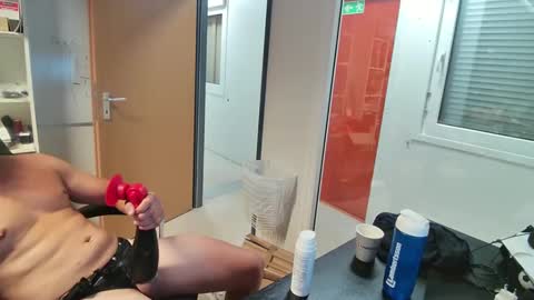 Snapshot of hitsfromthathong chatting on 12.20.24 Add me on snc coachbombayche online show from 12.20.24