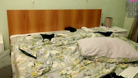 Holly online show from 02.05.25