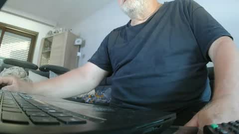Snapshot of hofnung chatting on 06.27.26 hofnung online show from 06.27.26