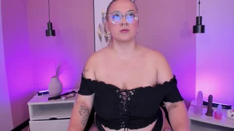 Snapshot of hollie_joliie chatting on 10.02.25 Hollie online show from 10.02.25