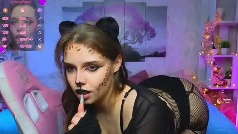 Snapshot of hollisbelch chatting on 03.08.25 Lux online show from 03.08.25