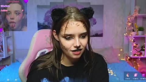 Snapshot of hollisbelch chatting on 03.09.25 Lux online show from 03.09.25