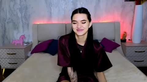Snapshot of holly_beck chatting on 05.12.26 Holly online show from 05.12.26