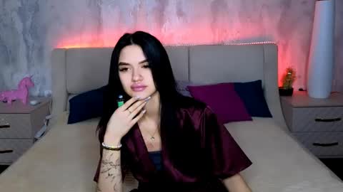 Snapshot of holly_beck chatting on 05.13.26 Holly online show from 05.13.26