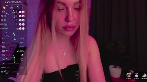 Snapshot of holly_molly8 chatting on 01.28.25 holly_molly8 online show from 01.28.25