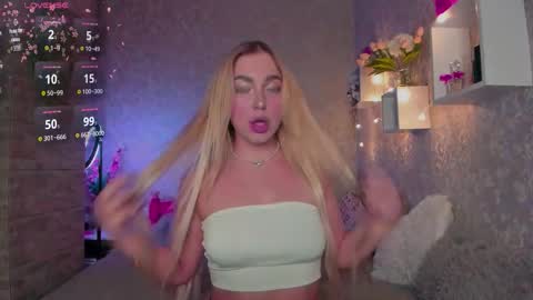 Snapshot of holly_molly8 chatting on 11.25.25 holly_molly8 online show from 11.25.25