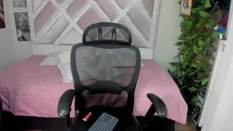 Snapshot of holly_rose69 chatting on 06.19.26 Holly online show from 06.19.26