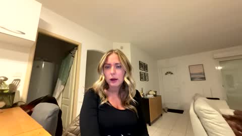 Snapshot of hollyandelon chatting on 02.17.26 hollyandelon online show from 02.17.26