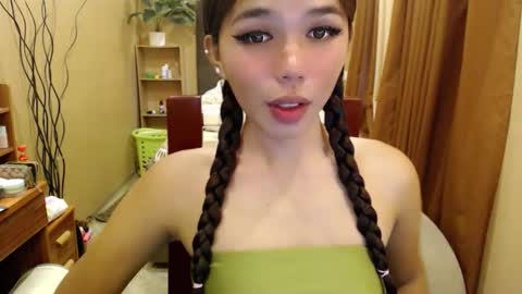 Snapshot of holy_molly1 chatting on 05.22.26 holy_molly1 online show from 05.22.26