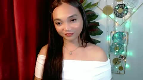 Snapshot of holy_shine chatting on 12.19.25 Bella online show from 12.19.25