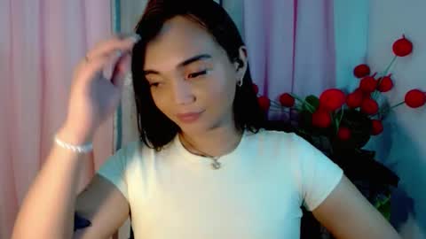 Snapshot of holy_shine chatting on 12.20.25 Bella online show from 12.20.25