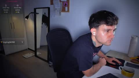 Snapshot of honestandrew chatting on 02.11.26 Andrew online show from 02.11.26