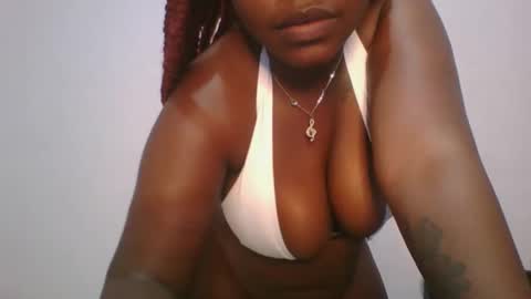 Snapshot of honey_beb chatting on 10.05.25 honey_beb online show from 10.05.25