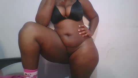 Snapshot of honey_beb chatting on 10.29.25 honey_beb online show from 10.29.25