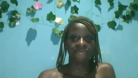 Snapshot of honey_bug2 chatting on 09.16.25 Queen online show from 09.16.25