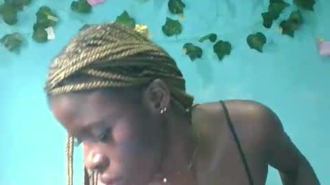 Snapshot of honey_bug2 chatting on 09.17.25 Queen online show from 09.17.25