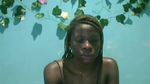 Snapshot of honey_bug2 chatting on 09.20.25 Queen online show from 09.20.25