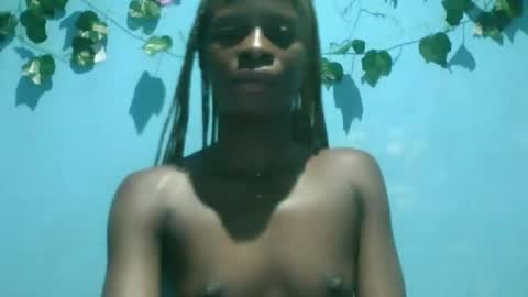 Snapshot of honey_bug2 chatting on 09.28.25 Queen online show from 09.28.25