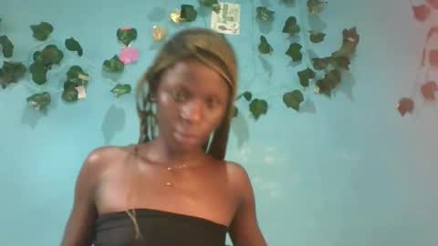 Snapshot of honey_bug2 chatting on 09.30.25 Queen online show from 09.30.25