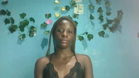 Snapshot of honey_bug2 chatting on 10.01.25 Queen online show from 10.01.25