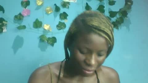 Snapshot of honey_bug2 chatting on 10.03.25 Queen online show from 10.03.25