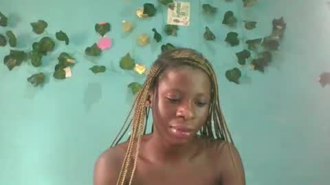 Snapshot of honey_bug2 chatting on 10.06.25 Queen online show from 10.06.25