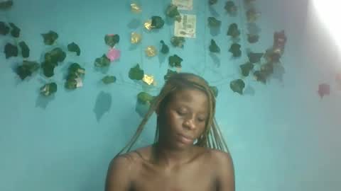 Snapshot of honey_bug2 chatting on 10.06.25 Queen online show from 10.06.25