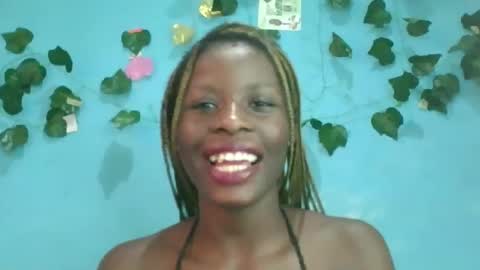 Snapshot of honey_bug2 chatting on 10.08.25 Queen online show from 10.08.25