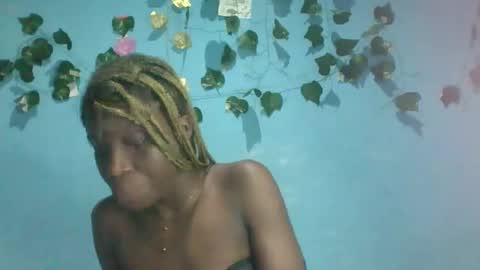 Snapshot of honey_bug2 chatting on 10.15.25 Queen online show from 10.15.25