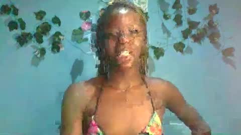 Snapshot of honey_bug2 chatting on 10.17.25 Queen online show from 10.17.25