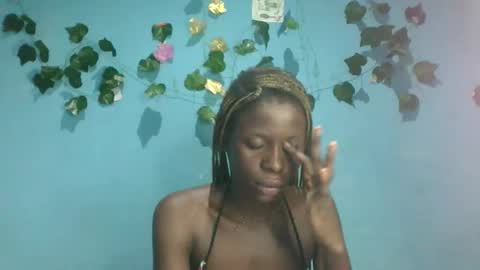 Snapshot of honey_bug2 chatting on 10.20.25 Queen online show from 10.20.25