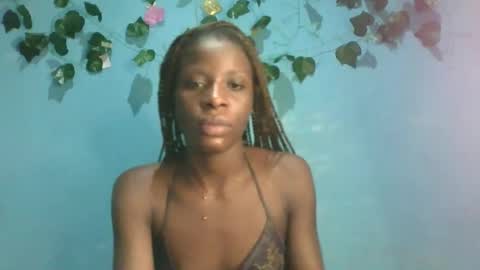 Snapshot of honey_bug2 chatting on 11.01.25 Queen online show from 11.01.25