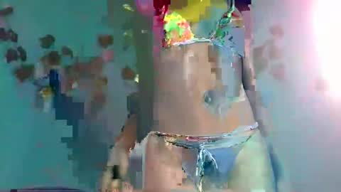 Snapshot of honey_bug2 chatting on 11.09.25 Queen online show from 11.09.25