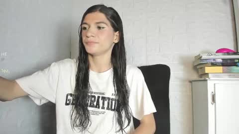 Snapshot of honey_darcy chatting on 04.05.26 honey_darcy online show from 04.05.26