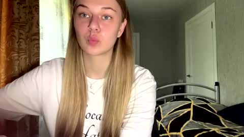 Snapshot of honeyaskren chatting on 05.23.26 Klara online show from 05.23.26