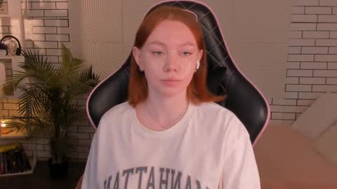 Snapshot of honeyautumn chatting on 12.06.24 honeyautumn online show from 12.06.24